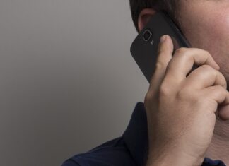 “니 엄마 딴남자 있는 거 아빠도 아니?” 딸에게 전화한 내연남의 최후 전화하는 남자