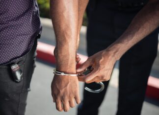 강남고속버스터미널서 흉기 2자루 소지한 20대 체포 강남고속버스터미널서 흉기 2자루 소지한 20대 체포