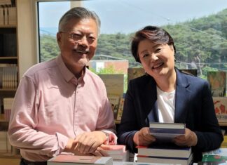 ‘평산책방’ 80m 옆에 생긴 ‘평산책빵’…난감해진 문재인 측 반응은? 문재인 전 대통령과 부인 김정숙 여사