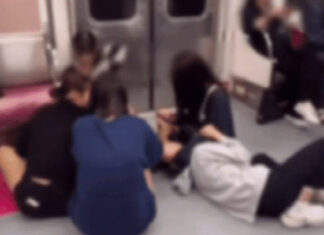 드러눕고, 화장하고, 셀카 찍는 5호선 여중생들 (영상)