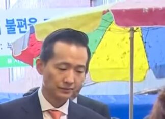 떡볶이 먹방하는 윤석열 옆, 무표정인 김동관 한화 부회장(영상)