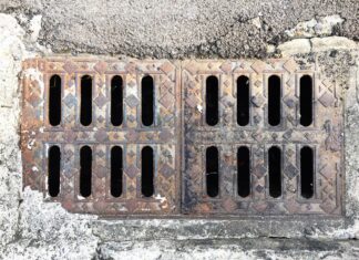 치매 어머니가 집앞 맨홀 안에서 발견됐다, 왜? 맨홀