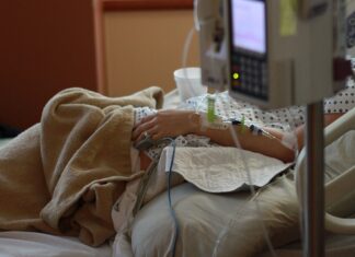 딴 여자랑 도망간 아빠, 엄마 암으로 죽자 “재산 내놔” 병원 투병