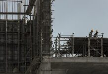 “R&D 투자‧규제개혁 필요”…경기 둔화 심화에 30‧40‧50대 경제활동 인구의 시선 모인다 건설현장