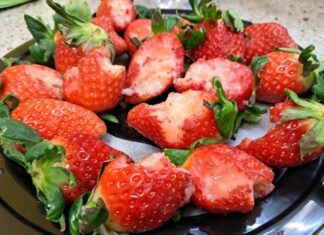 진상 아줌마vs무른 딸기…이 사진 어떻게 보이시나요? 딸기 논란