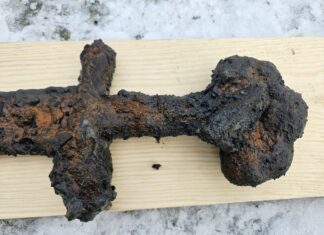 강바닥 팠더니 나온 ‘전설의 바이킹 소드’…1000년 버틴 상태가 바이킹소드