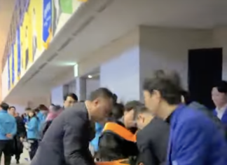 윤석열에 항의했다가..경호원에게 끌려나가는 카이스트 졸업생(영상)