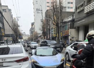 보배드림 인스타에 올라온 맥라렌 사고영상.gif