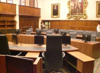 요즘같은 시기 화장실에 신생아 유기하고 남자친구랑 영화보러간 20대 여성의 최후 법원내부