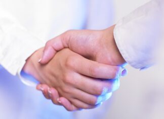 ‘손발 덜덜덜’ 수전증 있는 사람은 치매도 3배 더 위험하다 손 악수