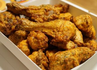 혼자 가격 올리더니…8년간 1위 지키던 교촌치킨의 추락 치킨