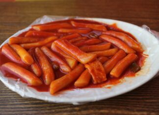 근무 중 떡볶이랑 우동 먹는 직원 때문에 토할 것 같아요 떡볶이