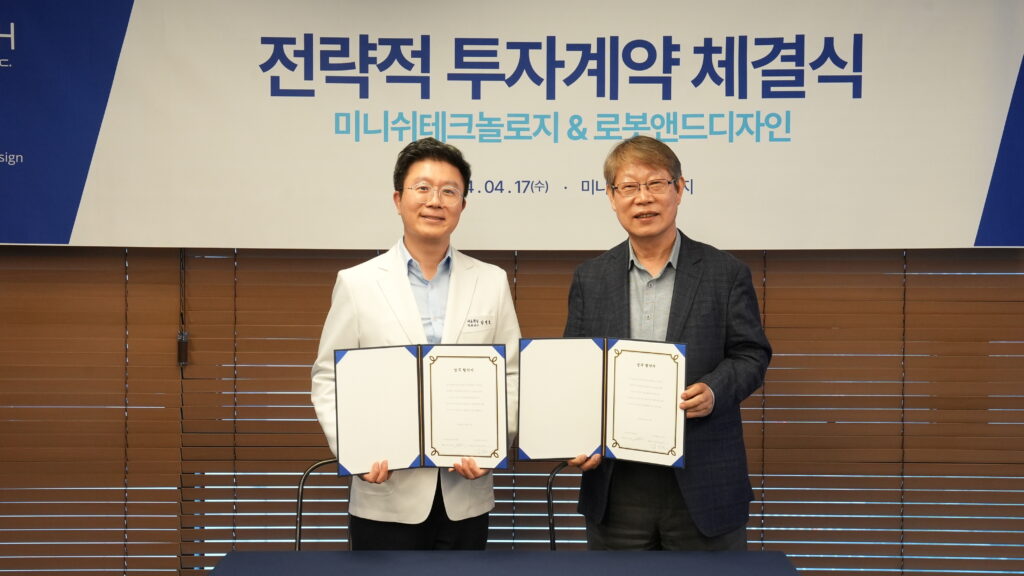 강정호 미니쉬테크놀로지 대표(왼쪽)과 김진오 로봇앤드디자인 회장이 기념촬영을 하고 있다. 