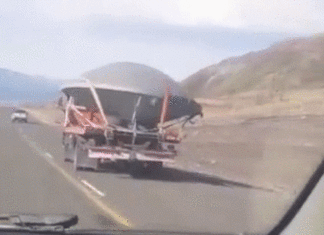 고속도로에서 목격된 UFO 옮기는 화물차 실제 영상 UFO 화물차