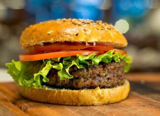 중년들은 조금만 먹어도 뇌 질환 생긴다는 위험한 음식 햄버거