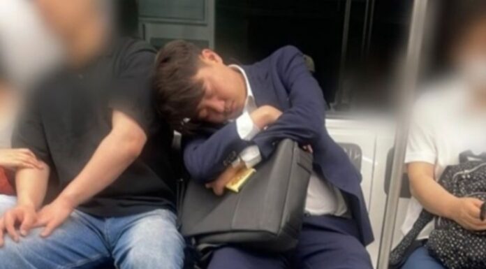 이준석 개혁신당 의원이 지하철에서 잠든 모습 화제 이준석