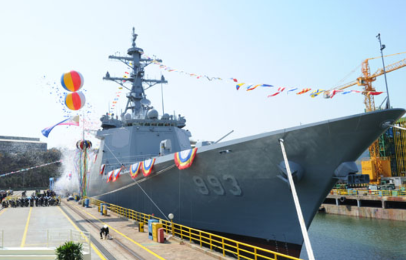 HD현대중공업이 제작한 군함의 진수식 모습
