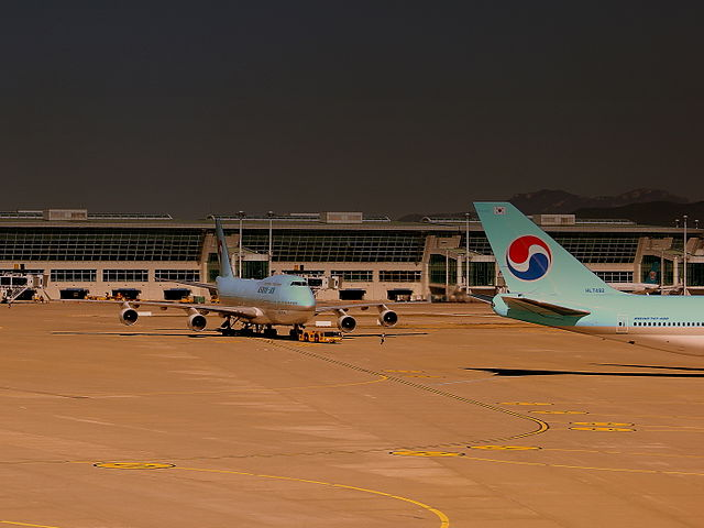 인천공항 활주로에서  대기중인 비행기 모습 
