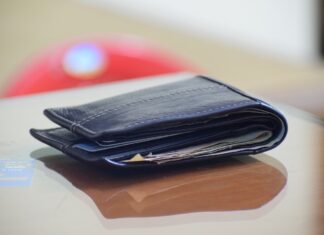 300만원 든 지갑 돌려준 노숙자, 5000만원 돈벼락 맞은 사연 지갑