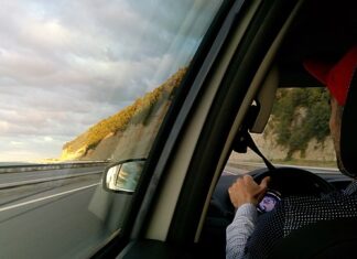 운전자 여러분 2분 이상 차에서 이것 하면 과테료 받습니다. 운전자