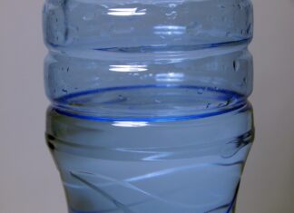 중국집 배달시킨 공사장 인부들, 물 먹고 구토…”시너 섞인 듯” 생수병