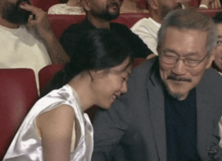 여전히 굳건한 김민희-홍상수…수상하자 손잡고 난리난 사진