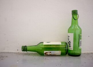 무자비 폭행 후 국밥에 해장술 마시다 체포된 살인미수범 소주병 술