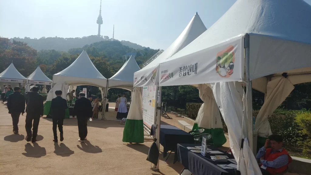 제1회 대한민국 김장김치축제가 남산골한옥마을에서 개최했다. 10월 16일-17일 진행된다.