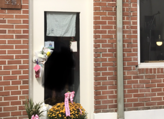 한강 책방 문고리에 걸린 귀여운 선물과 쪽지