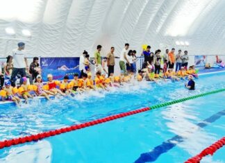 헬스장, 수영장도 소득공제 받는다. 내년부터 300만원까지 공제 실내수영장에서 수영을 즐기는 모습