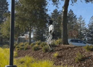 비탈길 넘어질 뻔하다가 중심 잡는 테슬라 로봇 옵티머스 영상