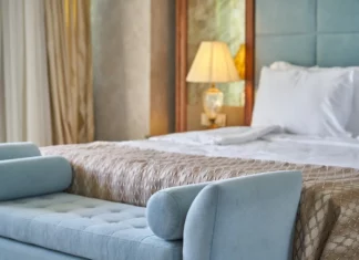 마스터키로 문 따고 중국 女 관광객 성폭행한 제주 호텔 직원 호텔 침대