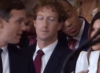 옆자리 남의 약혼녀 가슴 훔쳐보다 딱 걸린 마크 저커버그 영상 마크 저커버그