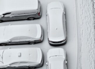 폭설 일때 안전운전 하는 방법은? 서울에 폭설속 눈 쌓인 차량들