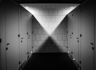 “화장실 가려면 인사부 승인받고 월급 삭감” 어느 회사의 황당 규칙 화장실