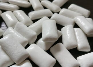 껌 하나 씹으면 최대 3000개 미세플라스틱 나온다 껌