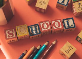 “너 내 딸 때렸어?” 학교 앞에서 학폭 추궁한 학부모, 아동학대일까