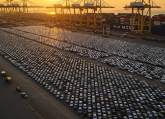도널드 트럼프, 수입차 25% 관세 부과 선언… 한국 자동차 산업에 ‘비상’ 수출대기중인 자동차