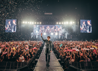 BTS 정국, 산불 피해 복구에 10억 원 기부…연예계 온정의 손길 이어져 콘서트하는 모습