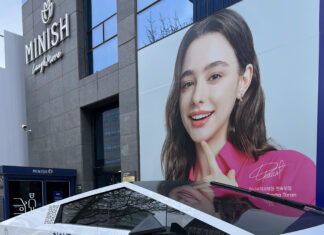 주차 된 테슬라 사이버트럭 사이드미러 부순 용의자 추적 중 미니쉬테크놀로지의 사이버트럭이 한 남성의 공격으로 사이드미러가 부셔졌다.