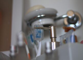 양치질 후 가글이 오히려 독인 이유 화장실 세면대 칫솔 양치질