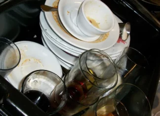 “화장실 먼저 썼더니 남편이 싱크대에 오줌을 쌌습니다” 황당 사연 설거지