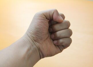 소개팅녀 백초크 걸어 죽이려 한 194cm 거구 남성 주먹