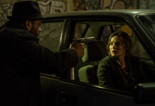 흉기들고 침입한 강도 제압한 애프터스쿨 나나는 무술 유단자? 괴한이 총으로 여성을 위협하는 모습