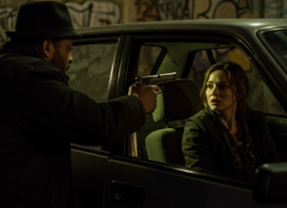 흉기들고 침입한 강도 제압한 애프터스쿨 나나는 무술 유단자? 괴한이 총으로 여성을 위협하는 모습