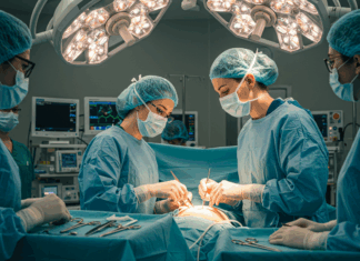 가슴 확대술 받아서 흉기에 22번 찔리고도 살아난 여성 가슴수술