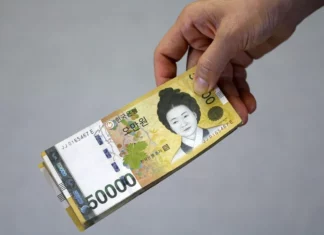 월세 받고 에쿠스 몰던 70대 할머니, 기초수급비 5400만원 챙겼다가… 돈 지폐 오만원