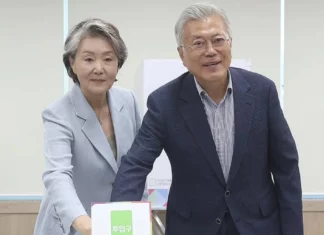 “문재인 XXX” “더불어공산당” 국립대 교수가 만든 필수 과목 교재 문재인 김정숙