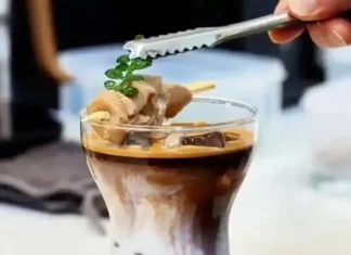 중국 카페에서 파는 돼지곱창 라떼 비주얼