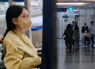 尹 도움 받아 휠체어 탄 채 퇴원하는 김건희